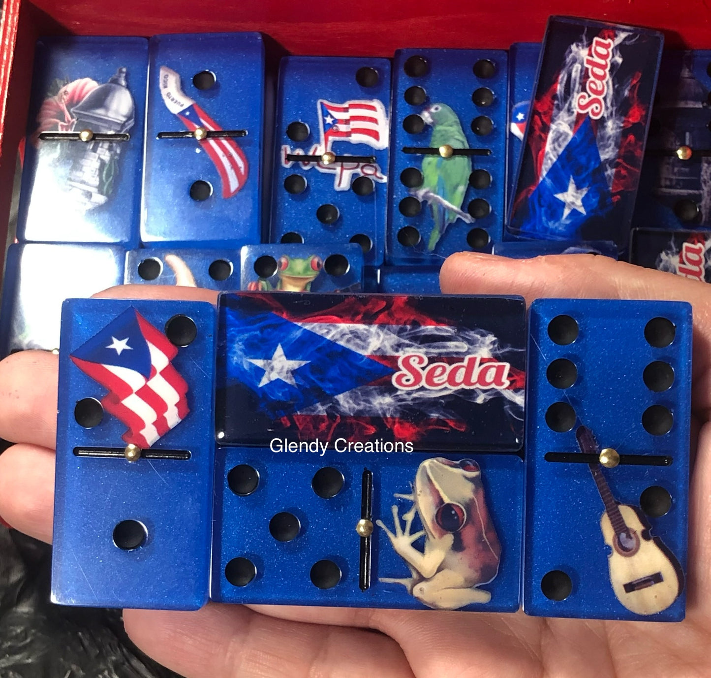 Dominó con cosas típicas de Puerto Rico