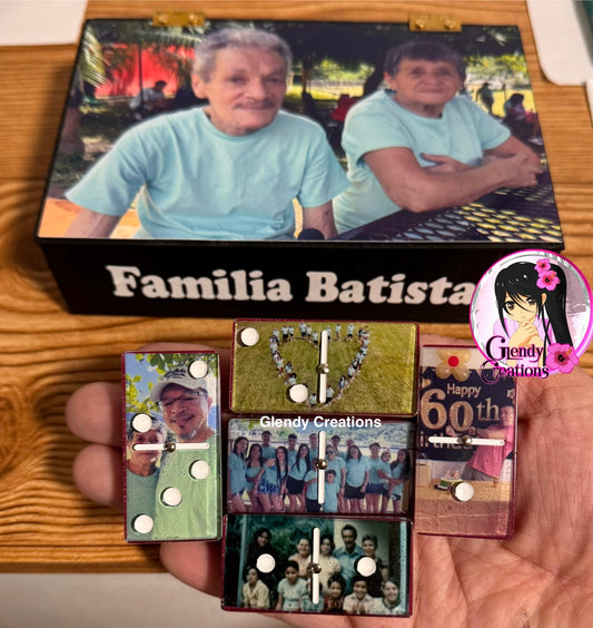 Incluye 28 imágenes únicas y opciones para añadir tus propias fotos familiares,. Crea un juego único, /Foto