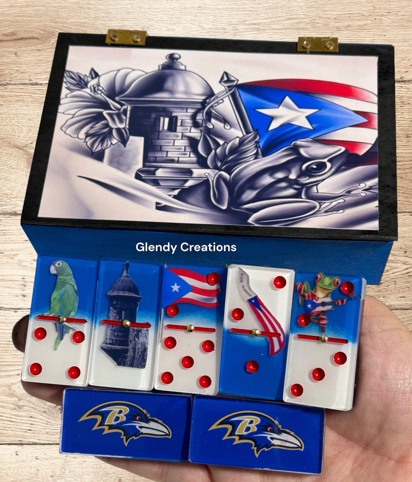 Dominoes personalizados con cosas típicas de PR y en la parte de atrás el logo de los Ravens