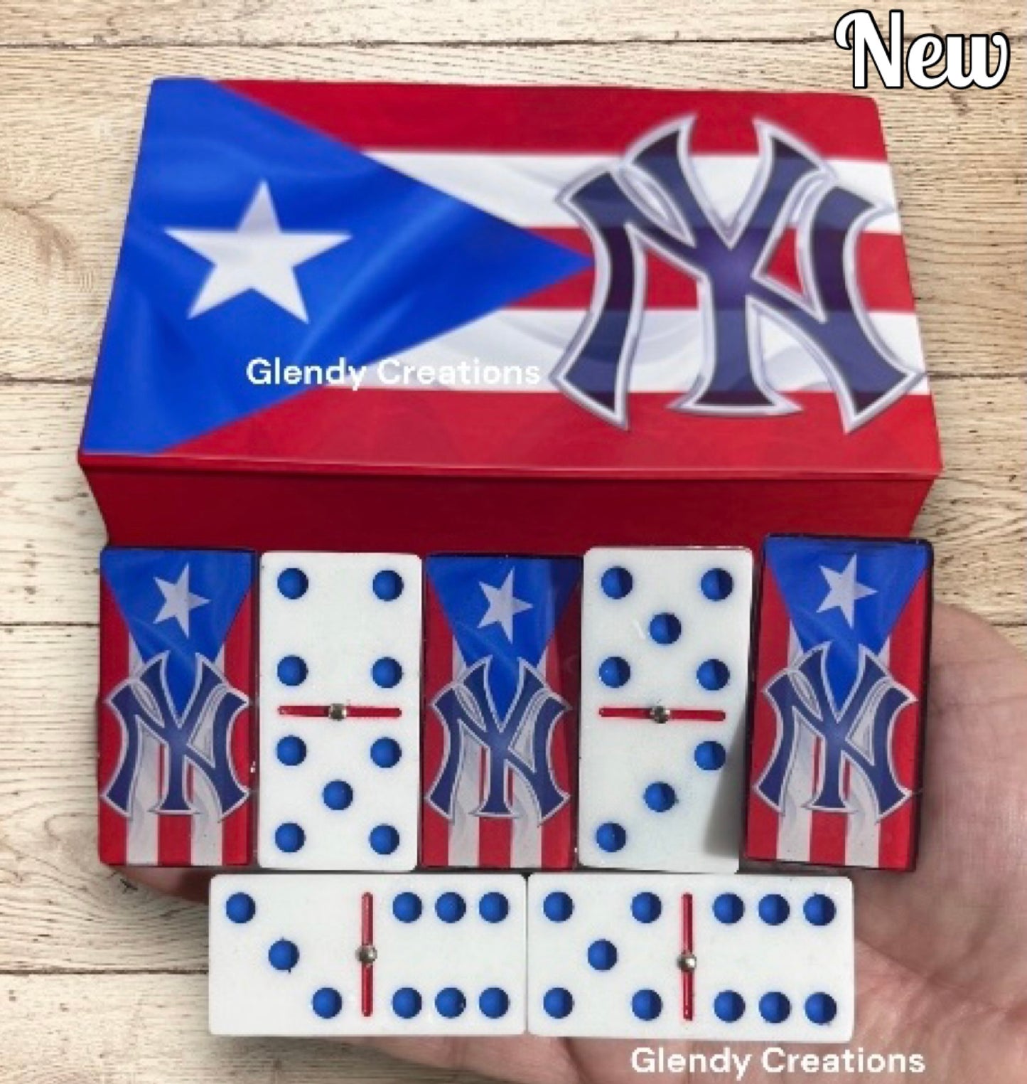 Dominós con la Bandera de Puerto Rico y el logo Yankee