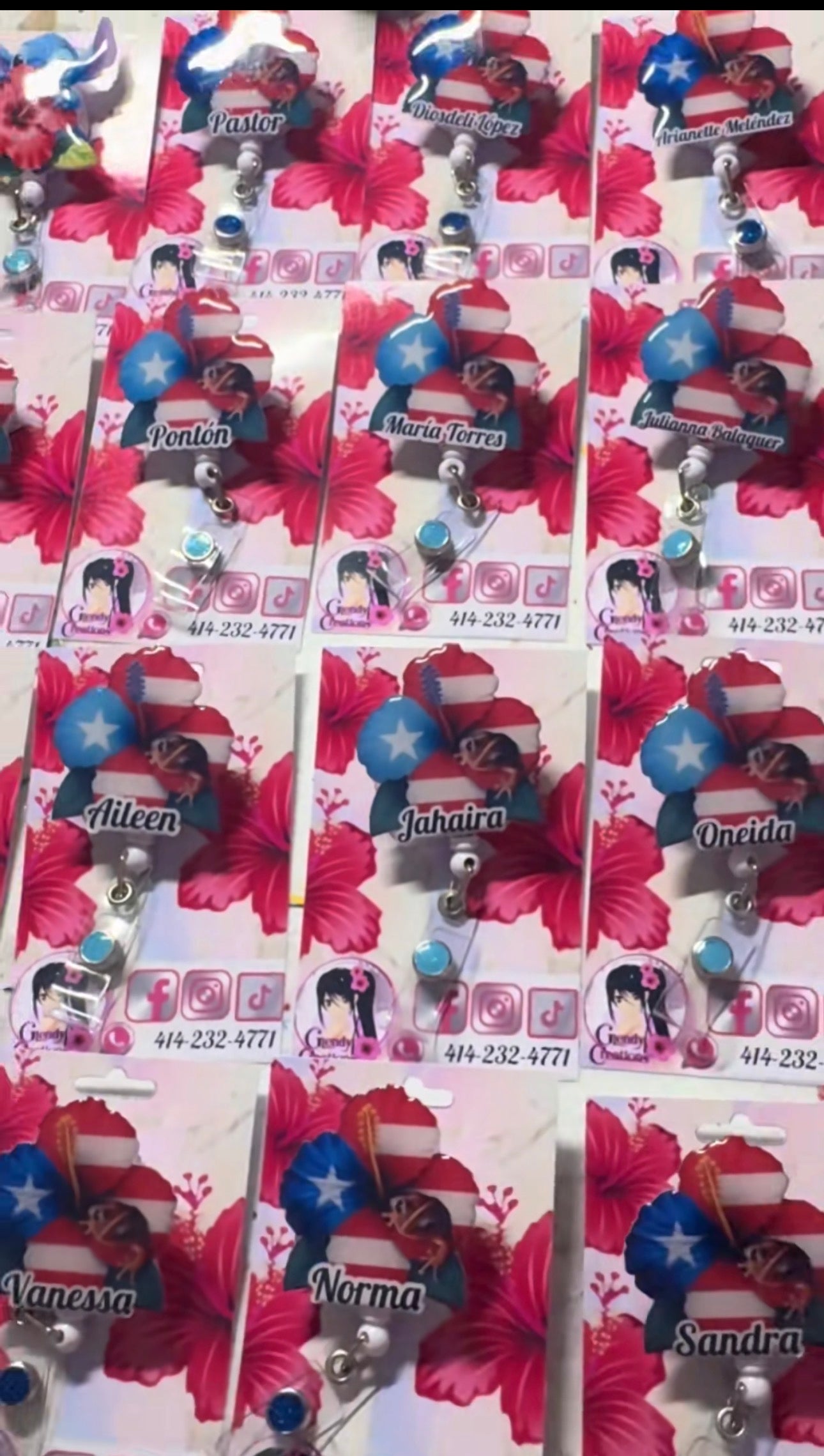 Load video: Badge reel con diseño de Flor Maga, inspirado en la flor nacional de Puerto Rico. Perfecto para enfermeras, maestras y profesionales que usan identificación todos los días.Este badge reel es práctico y decorativo, 💗Puedes  añadir tu nombre para hacerlo  personalizado. Ideal para mostrar tu estilo y orgullo boricua mientras trabajas.