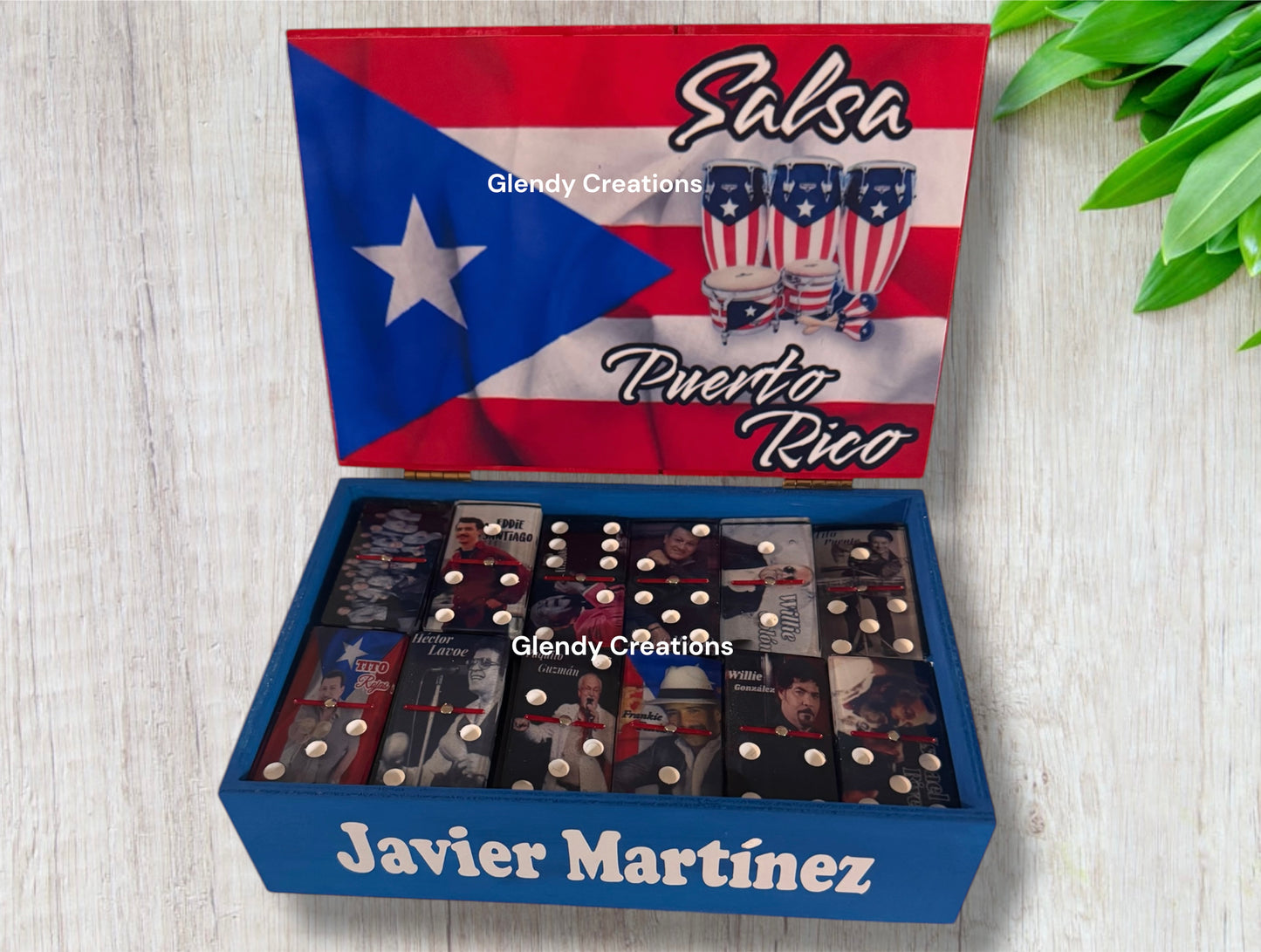 Set de dominós artesanal boricua de los Salcero de Puerto Rico con figuras coloridas típicas de la cultura puertorriqueña